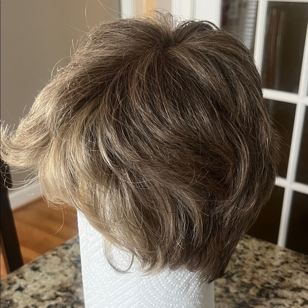 Short Layered Women's Wig in Light Brown with Natural Highlights